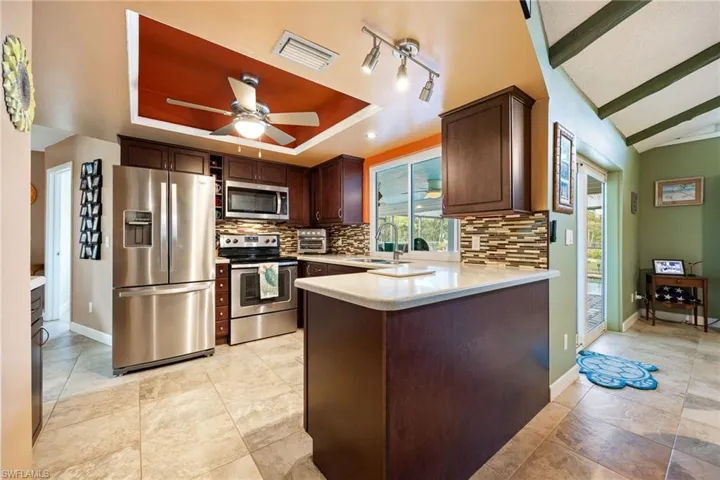 Kitchen with peninsula