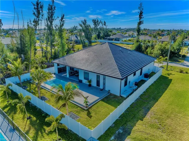 Birds eye view of property featuring a residential view