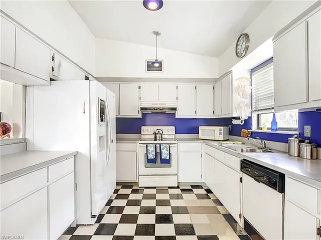 8010  Buccaneer  DR, Fort Myers Beach, FL 33931