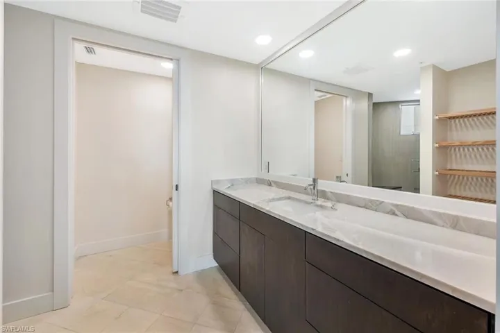 Guest bathroom off guest suite