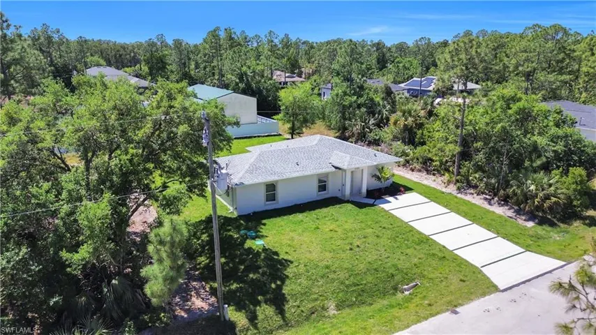 Birds eye view of property featuring a forest view