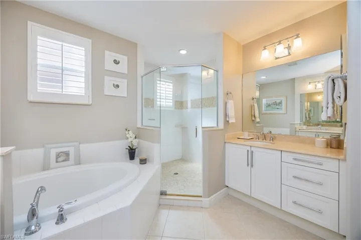 802  Regency Reserve  CIR, Naples, FL 34119