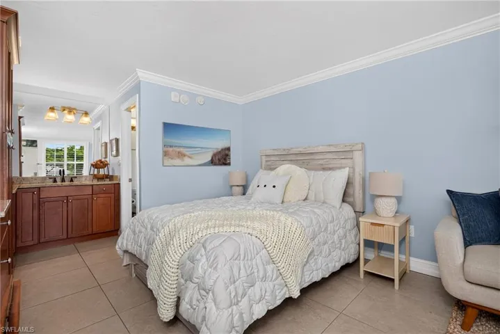 2555 9th St N 204, Naples, Florida 34103