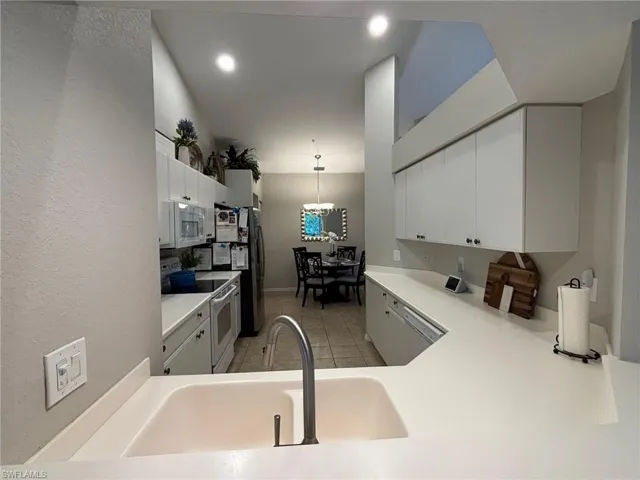 8125  Celeste  DR, Naples, FL 34113