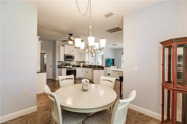 PERFECT SIZED AREA TO SHARE A MEAL WITH FRIENDS OR PLAY CARDS &/OR DOMINOES!