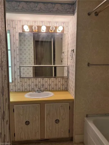 Hall bathroom with tub/shower combination