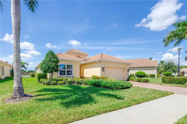 Front Yard with lots of space with the side yard