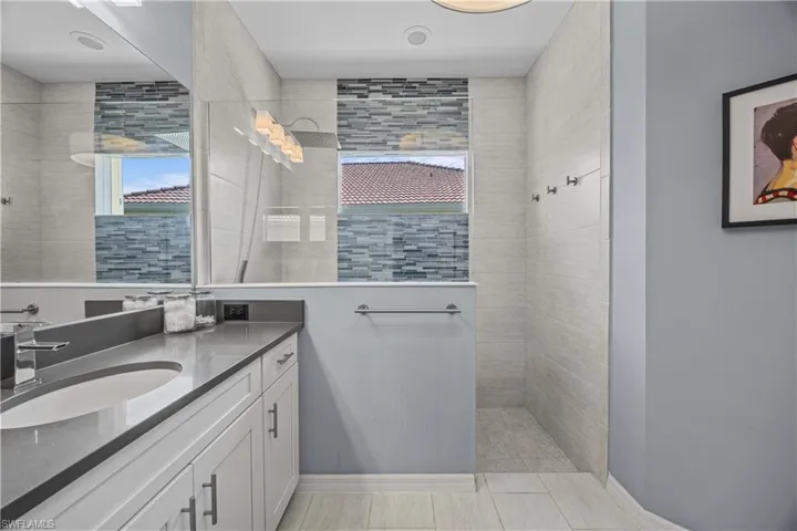 Large walk-in shower with listellos and border tile