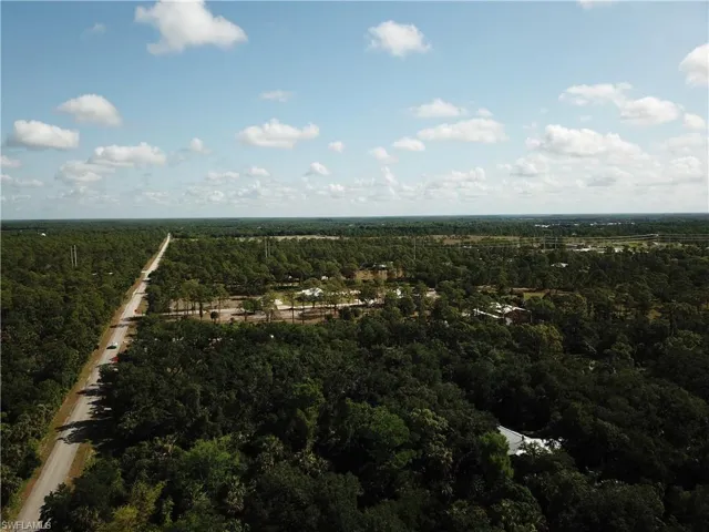 Birds eye view of property featuring a forest view