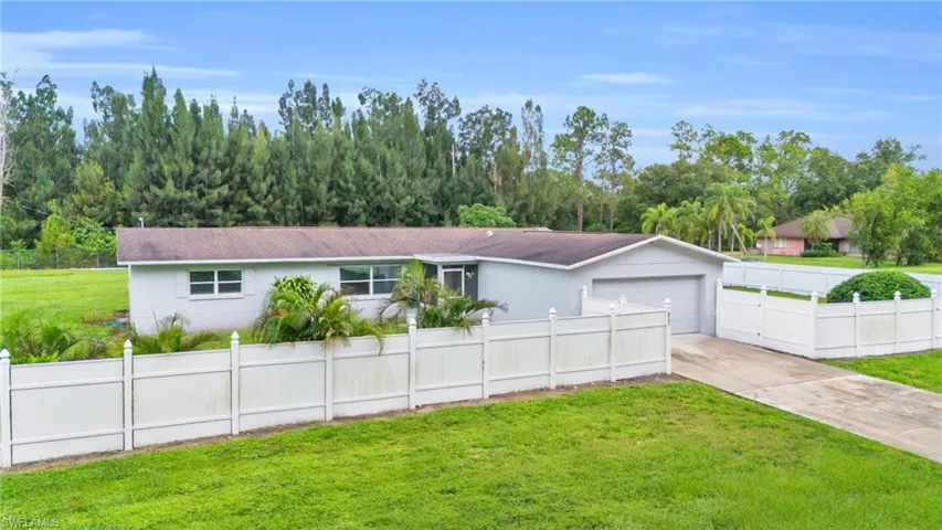 View of front of house featuring a front yard