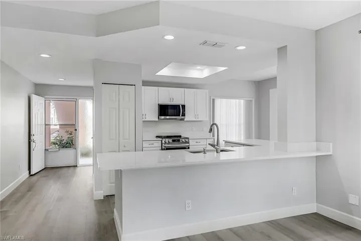 654  Wiggins Lake  DR, Naples, FL 34110