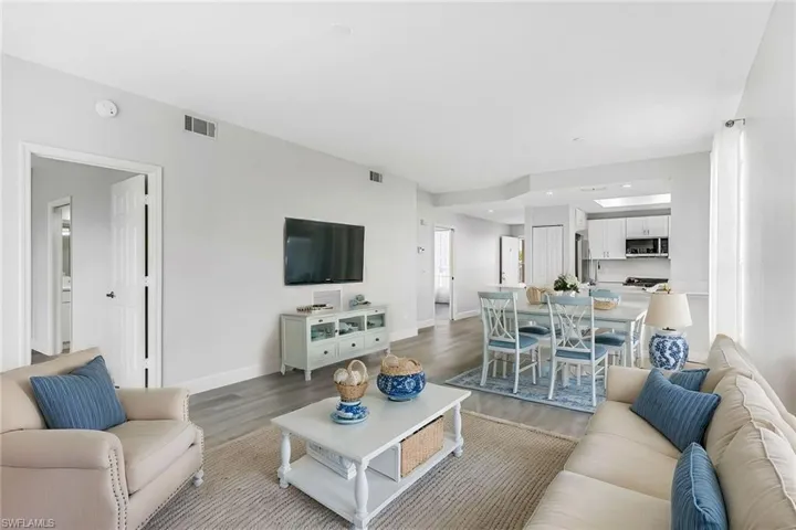 654  Wiggins Lake  DR, Naples, FL 34110