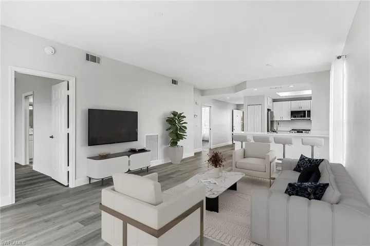 654  Wiggins Lake  DR, Naples, FL 34110