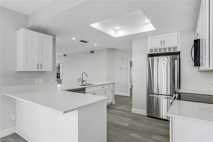 654  Wiggins Lake  DR, Naples, FL 34110