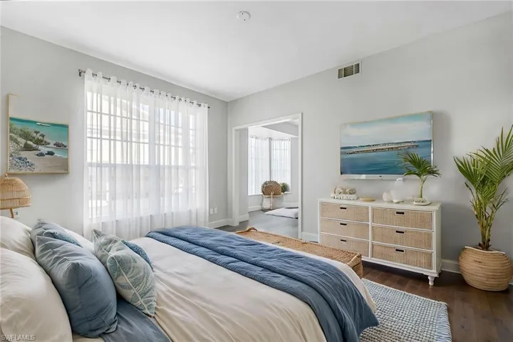 654  Wiggins Lake  DR, Naples, FL 34110