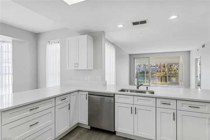 654  Wiggins Lake  DR, Naples, FL 34110