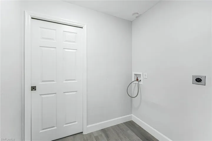 654  Wiggins Lake  DR, Naples, FL 34110