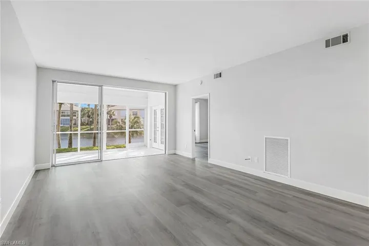 654  Wiggins Lake  DR, Naples, FL 34110