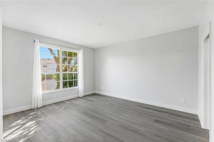 654  Wiggins Lake  DR, Naples, FL 34110