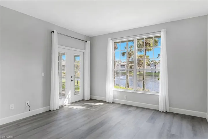 654  Wiggins Lake  DR, Naples, FL 34110