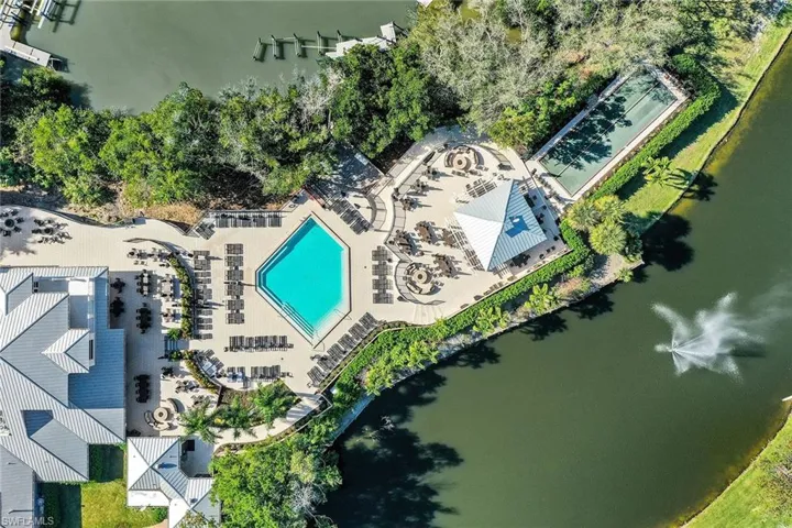 654  Wiggins Lake  DR, Naples, FL 34110