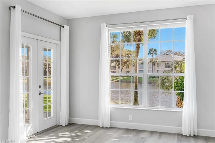 654  Wiggins Lake  DR, Naples, FL 34110