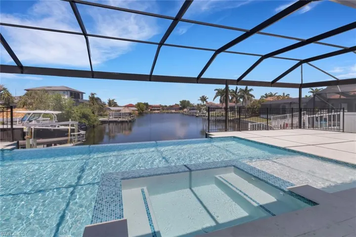Heated Spa with sunshelf