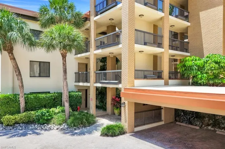 View of apartment building / complex