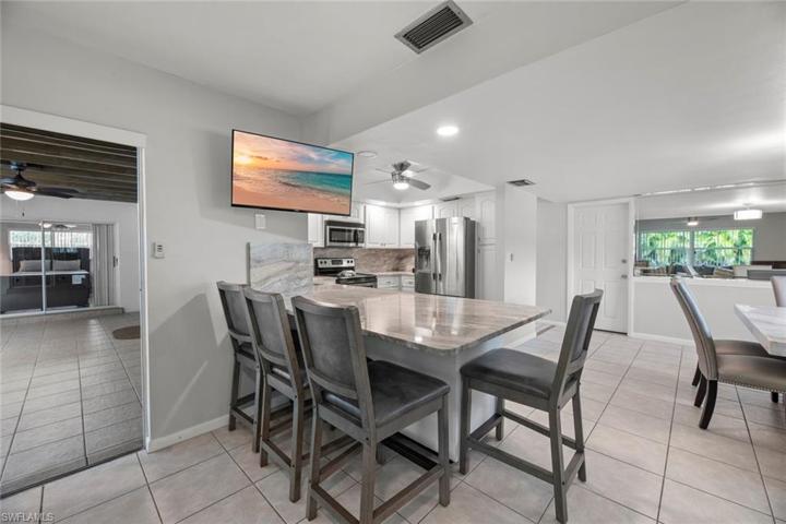 Counter Seating with 4 Chairs