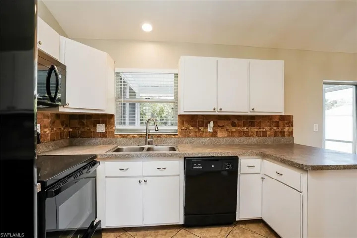 1724 SW 2nd  PL, Cape Coral, FL 33991