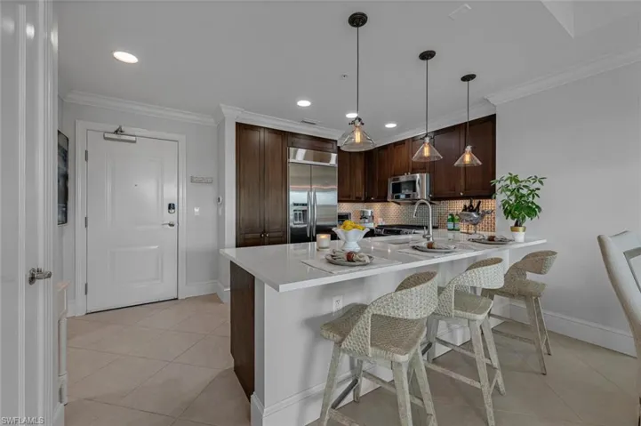 Breakfast area /Bar stools