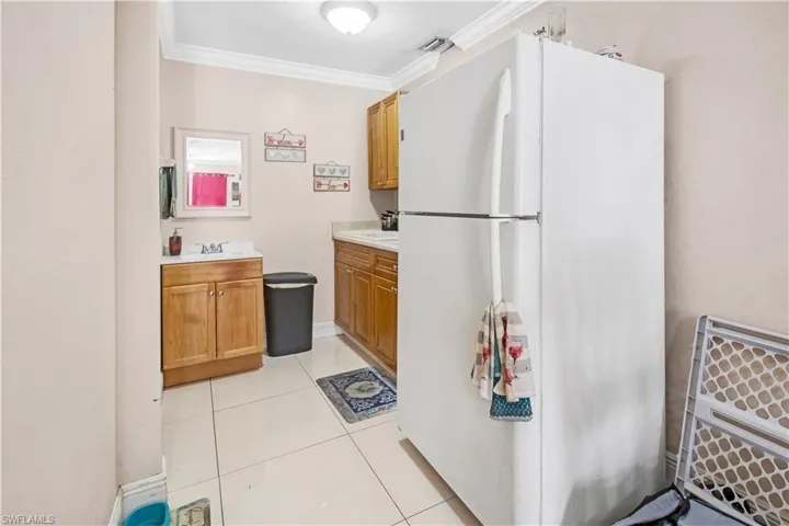 Flexible bonus space with kitchenette-style setup