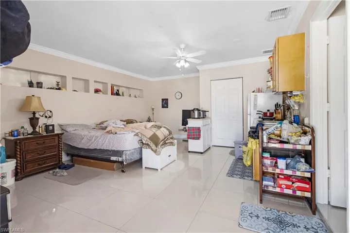 Flexible bonus space with kitchenette-style setup