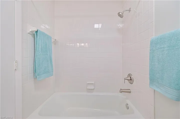 Bathroom with tiled shower / bath combo