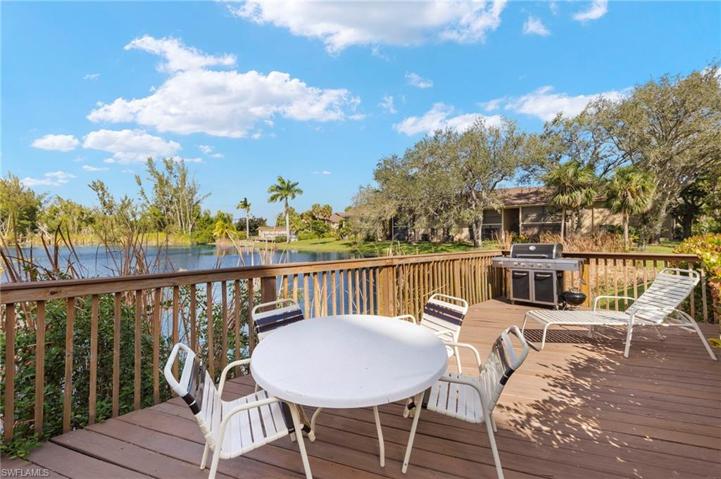 Lakefront Deck With BBQ - Watch Nature At Its Finest