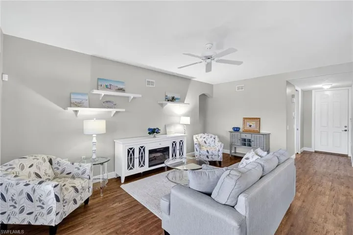 Chic coastal decor, so inviting!