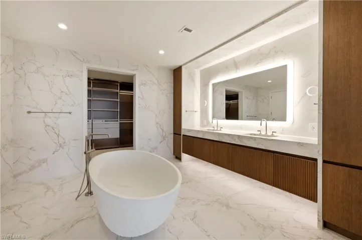 Dual sinks & automatic under cabinet lighting
