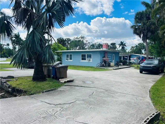 View of front of property featuring a horseshoe driveway