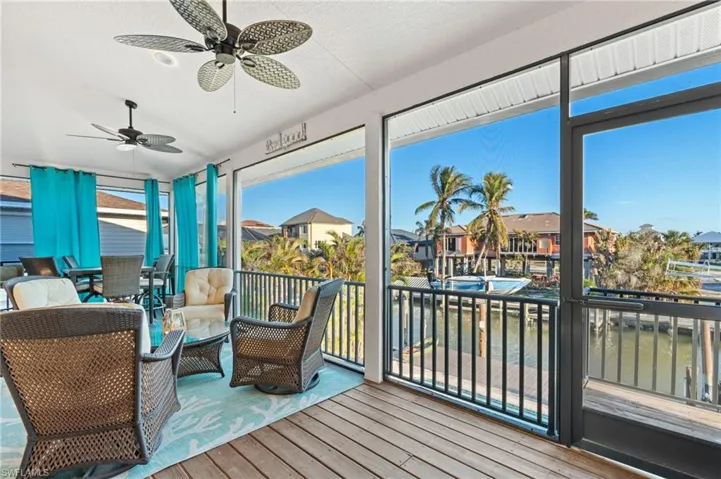 Sunroom / solarium with ceiling fan