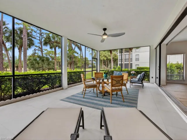 Sunroom / solarium with ceiling fan