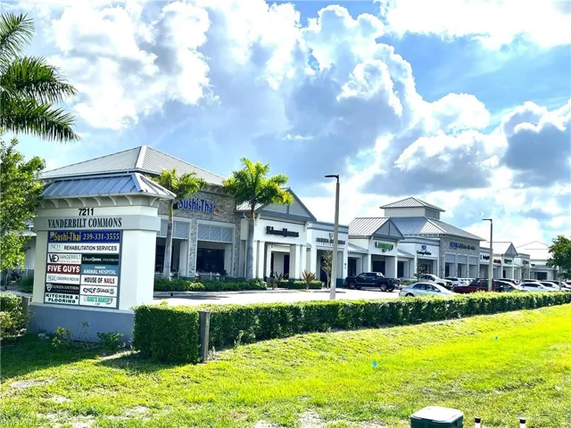 Strip Mall 1/4 mile away with Sushi, Ice Cream, 5 Guys, Barber/Salon/Nails, Café and more!