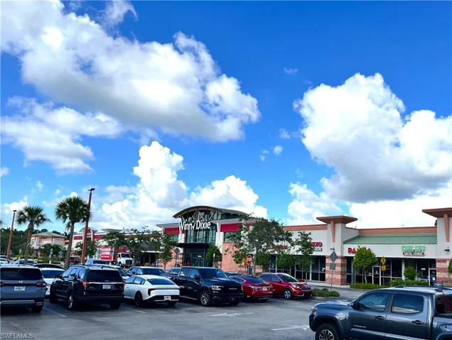 Strip Mall 1/2 mile away!Grocery, Bar & Grill, Fitness, Hibachi, Pizza, Coffee Bar, Dentist, Veterinarian Etc.
