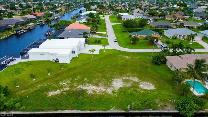 Expansive waterfront lot featuring mature green landscaping