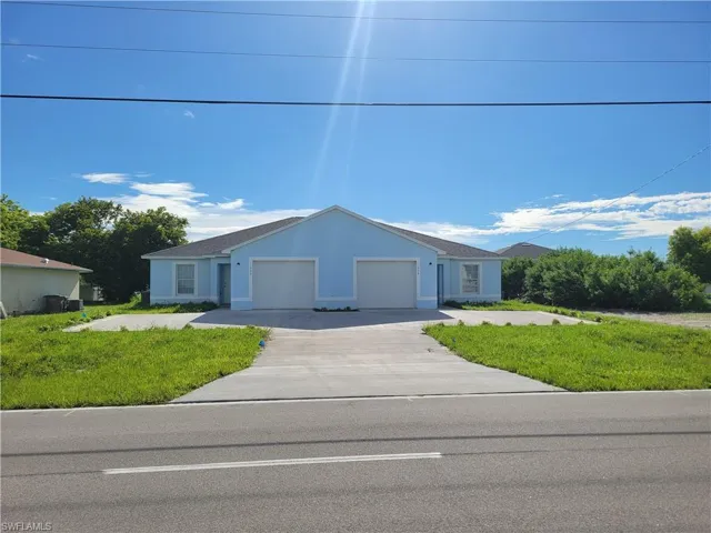 Ranch-style house featuring a garage