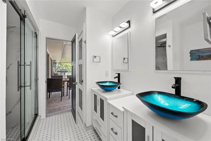 guest/pool bath