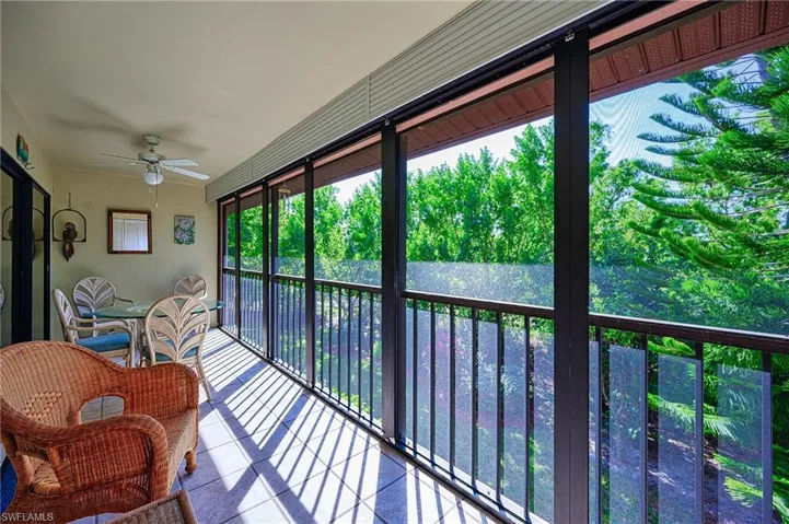 Sunroom / solarium with ceiling fan