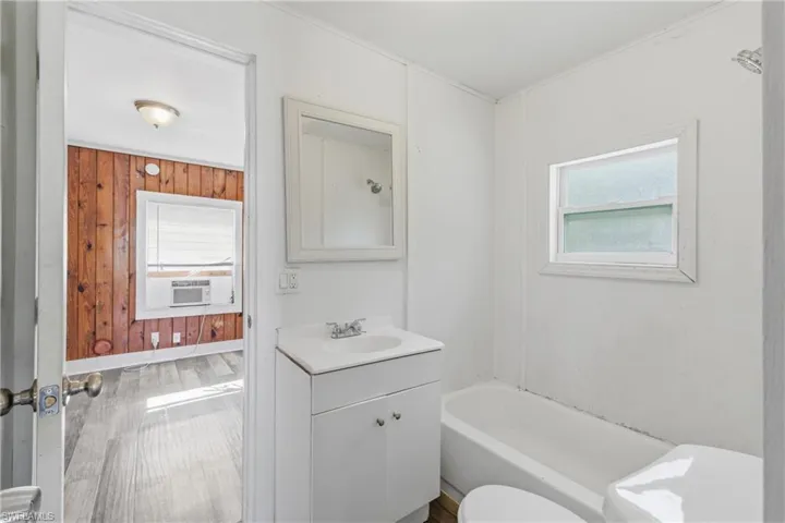3318  Thomas  ST, Fort Myers, FL 33916