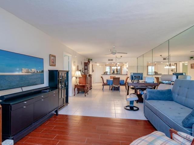 FAMILY ROOM - DINING