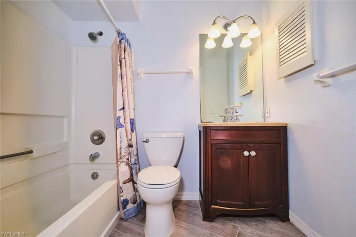 Full bath with shower / bath combo with shower curtain
