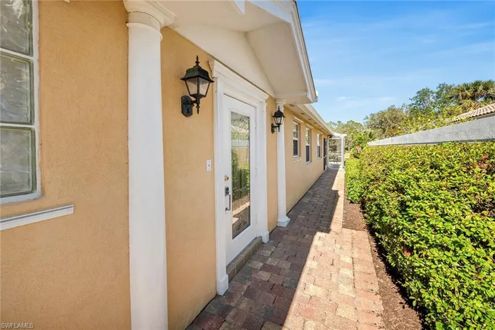 7593  Rozzini  LN, Naples, FL 34114